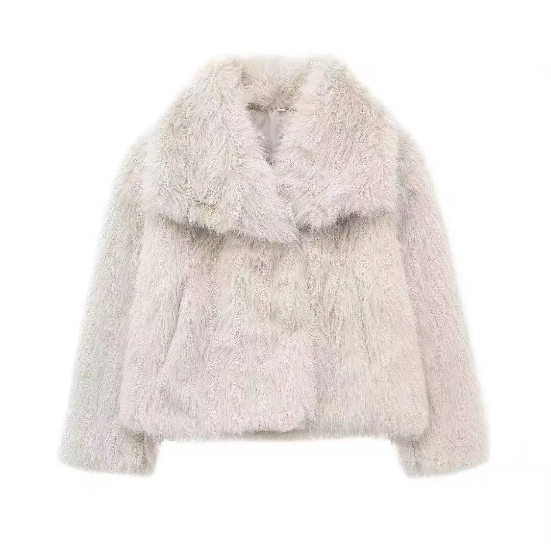 Casaco feminino de inverno com gola alta, confeccionado em couro sintético ecológico e moderno com forro de pele sintética solta.