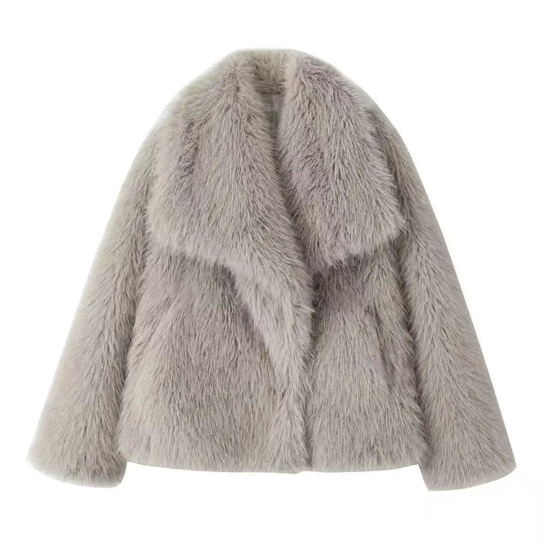Casaco feminino de inverno com gola alta, confeccionado em couro sintético ecológico e moderno com forro de pele sintética solta.