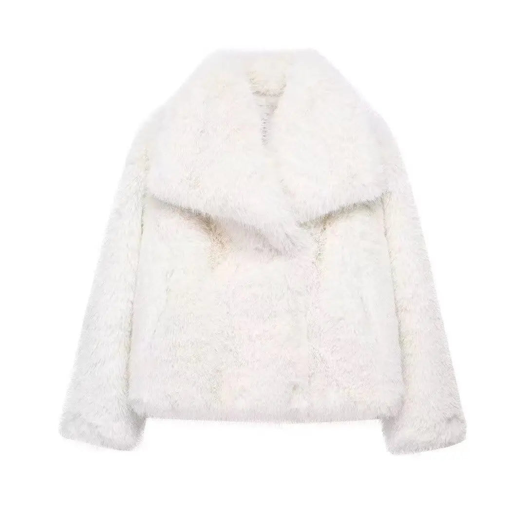 Casaco feminino de inverno com gola alta, confeccionado em couro sintético ecológico e moderno com forro de pele sintética solta.
