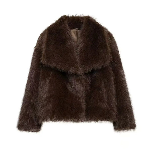 Casaco feminino de inverno com gola alta, confeccionado em couro sintético ecológico e moderno com forro de pele sintética solta.